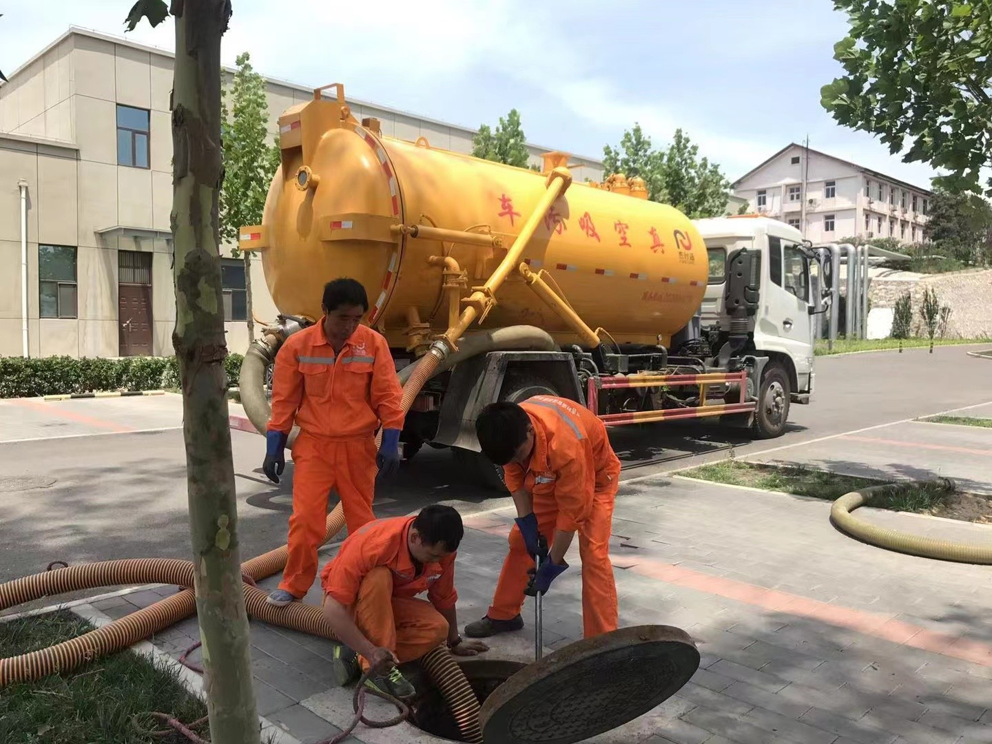水磨沟化粪池清理与5-8吨吸粪车施工效率分析